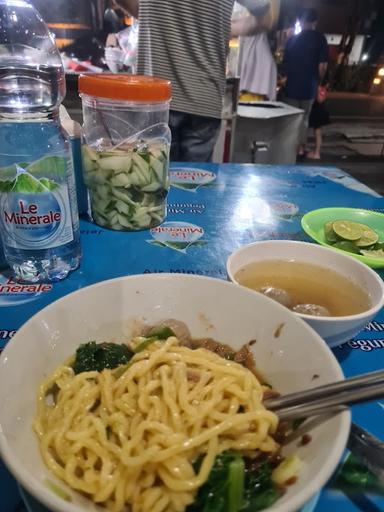 https://horego-prod-outlets-photos.s3.ap-southeast-3.amazonaws.com/horego.com/balikpapan-kota/restaurant/mie-ayam-bakso-solo-agus/review/thumbnail/af1qipmybeq7y8wkqietmwptixfueywqb_a6mfvivkms.jpg