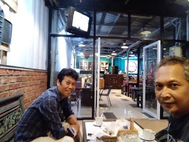 https://horego-prod-outlets-photos.s3.ap-southeast-3.amazonaws.com/horego.com/balikpapan-selatan/cafe/d-allium-coffee/review/thumbnail/af1qipotmxyous5imghqi4gvykmb2l9mohhejvl63q4b.jpg