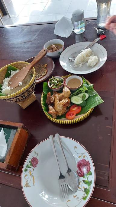 https://horego-prod-outlets-photos.s3.ap-southeast-3.amazonaws.com/horego.com/balikpapan-selatan/restaurant/a-duden-ingkung-ayam-kampung/review/thumbnail/af1qipmduvljtsk0uu-25aw6hu83iqc9aeurbaa-r1kb.jpg