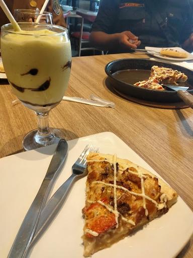 https://horego-prod-outlets-photos.s3.ap-southeast-3.amazonaws.com/horego.com/balikpapan-selatan/restaurant/pizza-hut-restoran/review/thumbnail/af1qippkdolweu_anwnzeenekvppnqdcru681eghulon.jpg