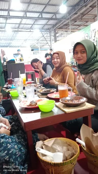 https://horego-prod-outlets-photos.s3.ap-southeast-3.amazonaws.com/horego.com/balikpapan-selatan/restaurant/sambal-bakar-sunda-99/review/thumbnail/af1qipmumnijegvjb9kjkyo8v7fg5z2g2rammxcpa3pa.jpg