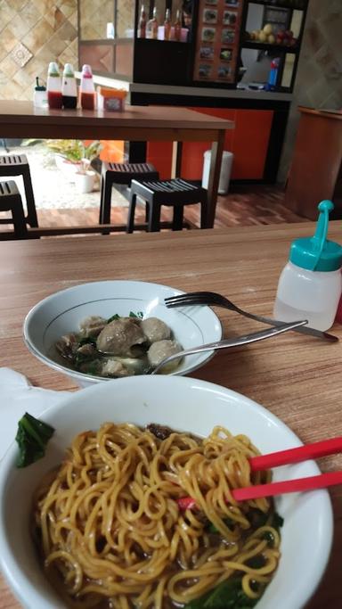 https://horego-prod-outlets-photos.s3.ap-southeast-3.amazonaws.com/horego.com/balikpapan-tengah/restaurant/mie-yamien-kajojo-1945-gunsar/review/thumbnail/af1qipn8ghyrvmlxoxb0ojyykgp14mezlybxgoqdhztk.jpg