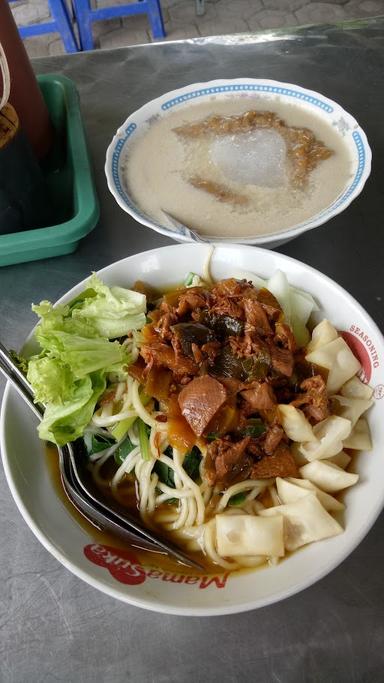 https://horego-prod-outlets-photos.s3.ap-southeast-3.amazonaws.com/horego.com/balong-bendo/restaurant/mie-ayam-kacang-ijo-suwaluh/review/thumbnail/af1qipot2gheh6rpvbsjmg8uaeielxnkvryvwrok3ds.jpg