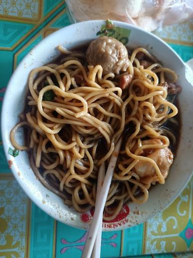 https://horego-prod-outlets-photos.s3.ap-southeast-3.amazonaws.com/horego.com/banjar-baru-selatan/restaurant/bakso-ayu/review/thumbnail/af1qipm5v12hfee3njizxwjv-mhhukikfj4bq-yjw9z2.jpg