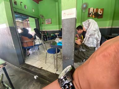 https://horego-prod-outlets-photos.s3.ap-southeast-3.amazonaws.com/horego.com/banjar-baru-selatan/restaurant/soto-lamongan-ratu-sari/review/thumbnail/af1qipoiutphfpmbo21ffmkybquym6bz3oyq5_0ht02x.jpg