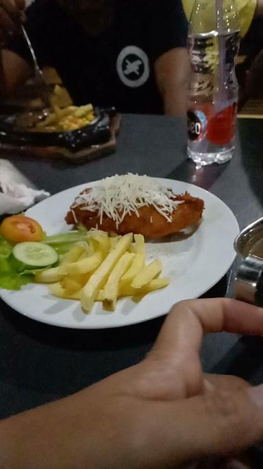 https://horego-prod-outlets-photos.s3.ap-southeast-3.amazonaws.com/horego.com/banjar-baru-utara/restaurant/jogja-steak-banjarbaru/review/thumbnail/af1qipm7xay5k72albob7rgdqgehmcgcoffcxk1-x9sx.jpg