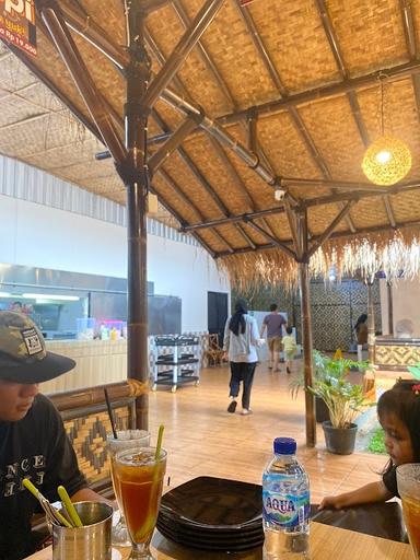 https://horego-prod-outlets-photos.s3.ap-southeast-3.amazonaws.com/horego.com/banjar-baru-utara/restaurant/kampung-kecil-resto-banjarbaru/review/thumbnail/af1qipnk1c_si7mwghaksfn9leudg6of5gp58d8hznlk.jpg