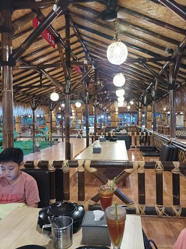 https://horego-prod-outlets-photos.s3.ap-southeast-3.amazonaws.com/horego.com/banjar-baru-utara/restaurant/kampung-kecil-resto-banjarbaru/review/thumbnail/af1qippep33uzsjnf_-yv5_qykubjosahrkxfn7qhj2f.jpg