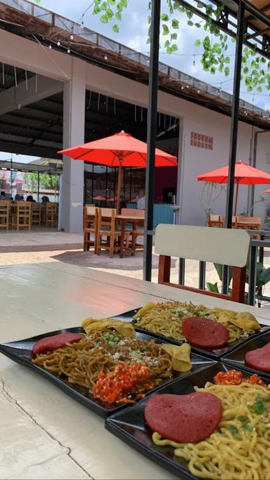 https://horego-prod-outlets-photos.s3.ap-southeast-3.amazonaws.com/horego.com/banjar-baru-utara/restaurant/mie-goyang-banjar-baru/review/thumbnail/af1qipoc0hxwosnhwn4b2xmf28jzmzjhn3z5vrdfhcdz.jpg