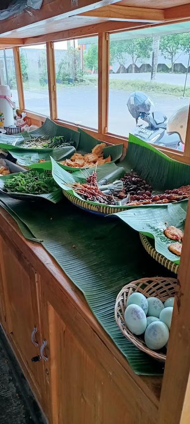 https://horego-prod-outlets-photos.s3.ap-southeast-3.amazonaws.com/horego.com/banjar-baru-utara/restaurant/nasi-pecel-somo-gambul-pinus/review/thumbnail/af1qipmfnk0xtkoh0e3ob0wlh_8kcvzfkn0alkutsmyb.jpg