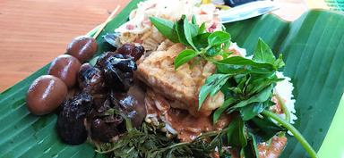 https://horego-prod-outlets-photos.s3.ap-southeast-3.amazonaws.com/horego.com/banjar-baru-utara/restaurant/nasi-pecel-somo-gambul-pinus/review/thumbnail/af1qipmxb6kpinusdurlgk7pxodskxqf9cviave3btp6.jpg