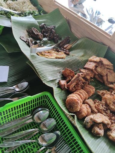 https://horego-prod-outlets-photos.s3.ap-southeast-3.amazonaws.com/horego.com/banjar-baru-utara/restaurant/nasi-pecel-somo-gambul-pinus/review/thumbnail/af1qipnabewhou4l5bzisdbdbzshk9h9jlgoy7vwwrou.jpg