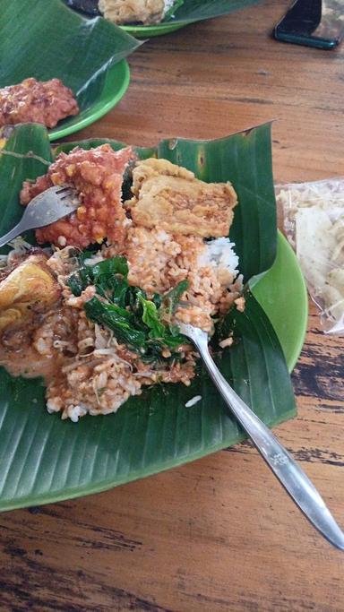 https://horego-prod-outlets-photos.s3.ap-southeast-3.amazonaws.com/horego.com/banjar-baru-utara/restaurant/nasi-pecel-somo-gambul-pinus/review/thumbnail/af1qippurooytedkvddnax0namk0fwmulqaesnygc60o.jpg