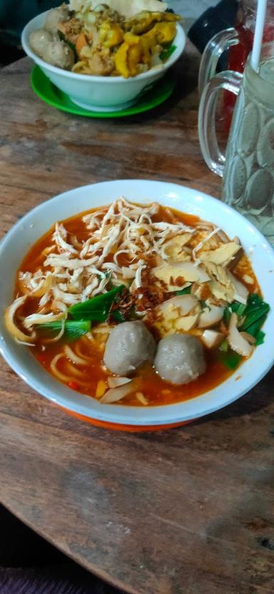 https://horego-prod-outlets-photos.s3.ap-southeast-3.amazonaws.com/horego.com/banjar-baru-utara/restaurant/warung-bakso-azza/review/thumbnail/af1qipopiedohntdy3jatmy6ouua2vcqfxdkokcv4djs.jpg