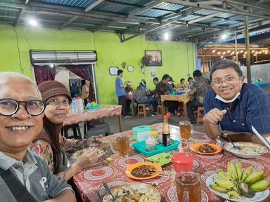 https://horego-prod-outlets-photos.s3.ap-southeast-3.amazonaws.com/horego.com/banjar-baru-utara/restaurant/warung-soto-arjuna/review/thumbnail/af1qipnud4y1e5udjhe3jh1dk0mv2pvfu6o3i1nkl72j.jpg