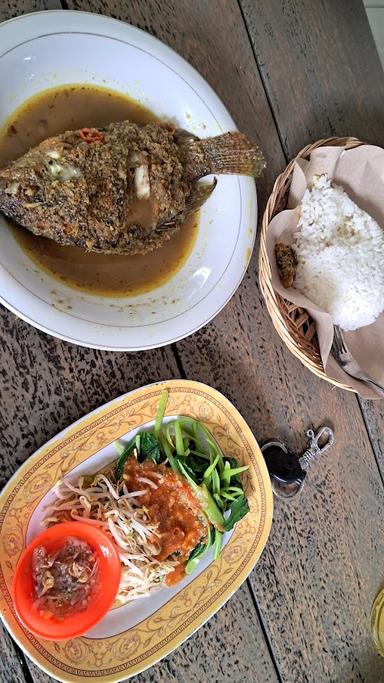 https://horego-prod-outlets-photos.s3.ap-southeast-3.amazonaws.com/horego.com/banjarangkan/restaurant/warung-taman-sari-lepang/review/thumbnail/af1qipmf-sebzb8mhwy9aqbytkvfz-3w2usoinxdttp4.jpg