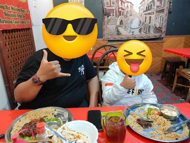 https://horego-prod-outlets-photos.s3.ap-southeast-3.amazonaws.com/horego.com/banjarmasin-tengah/restaurant/rumah-makan-mesir-banjarmasin/review/thumbnail/af1qipo4ejptzwsfhle5vrkf66jxpfao15mktzhul0c.jpg