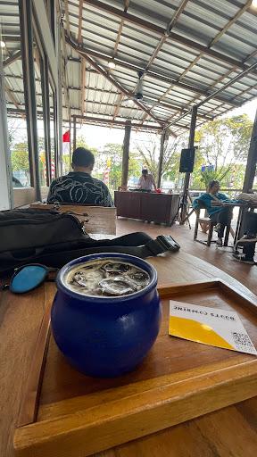 https://horego-prod-outlets-photos.s3.ap-southeast-3.amazonaws.com/horego.com/banjarmasin-timur/coffee-shop/a-thousand-feet-for-coffee/review/thumbnail/af1qipnuf3f8jmlfphqwr8y_ecwct9m9witebocy1ocu.jpg