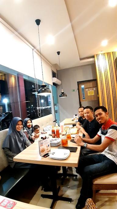 https://horego-prod-outlets-photos.s3.ap-southeast-3.amazonaws.com/horego.com/banjarmasin-timur/restaurant/pizza-hut-restoran-duta-mall-banjarmasin/review/thumbnail/af1qipnunj59dvdqt-psera_pfsd3wfmunbvtunogc04.jpg