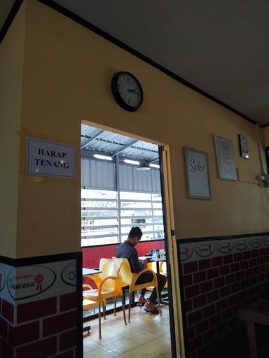 https://horego-prod-outlets-photos.s3.ap-southeast-3.amazonaws.com/horego.com/banjarmasin-utara/restaurant/ayam-geprek-solo/review/thumbnail/af1qipmbtktorqh9zkuhm9kjk0vmmrabrbzqnhplewfj.jpg