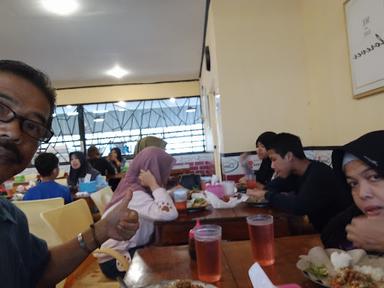 https://horego-prod-outlets-photos.s3.ap-southeast-3.amazonaws.com/horego.com/banjarmasin-utara/restaurant/ayam-geprek-solo/review/thumbnail/af1qipob7owuaxonxgnrjiczjv_g9keudl--zxcmllr5.jpg