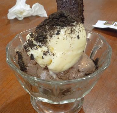 https://horego-prod-outlets-photos.s3.ap-southeast-3.amazonaws.com/horego.com/banjarsari/restaurant/kusuma-sari-restaurant-ice-cream/review/thumbnail/af1qipo9vqgunpq2tjh1vyy6qg_b7em33kcwx1bv3-wb.jpg