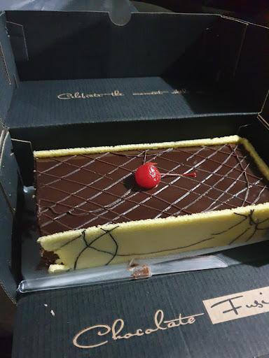 https://horego-prod-outlets-photos.s3.ap-southeast-3.amazonaws.com/horego.com/batam-kota/bakery/chocolate-fusion-cake/review/thumbnail/af1qiponlluwduvwjbys_2ecl4bx1ye_tashkydyzjk.jpg