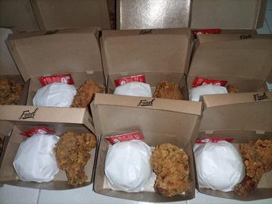 https://horego-prod-outlets-photos.s3.ap-southeast-3.amazonaws.com/horego.com/bekasi-selatan/restaurant/afira-fried-chicken/food/thumbnail/AF1QipMZ6ekpkbXt_lF_Z_RRptzC5OMZQ_WSEuER4zo.jpg