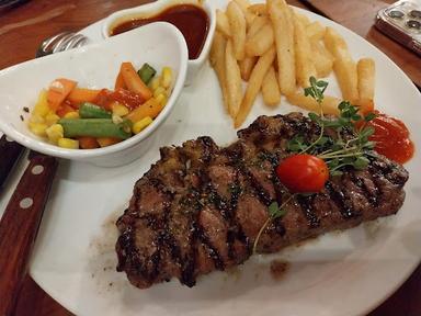 https://horego-prod-outlets-photos.s3.ap-southeast-3.amazonaws.com/horego.com/bekasi-selatan/restaurant/double-u-steak-by-chef-widhi-bekasi/review/thumbnail/af1qipmo9i4ixh9sxmqzgtvhd02bq1sqsxuj6q1c1k1t.jpg