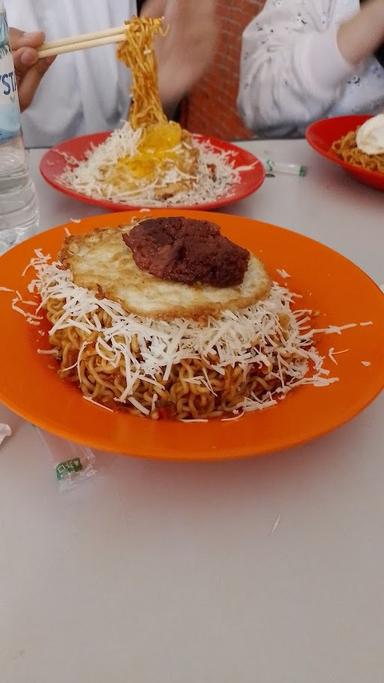 https://horego-prod-outlets-photos.s3.ap-southeast-3.amazonaws.com/horego.com/bekasi-selatan/restaurant/indomie-pedas-mampus-abang-adek/review/thumbnail/af1qipngjwey8zigsttk7yi0goqz6nyfa4tng3roxmvy.jpg