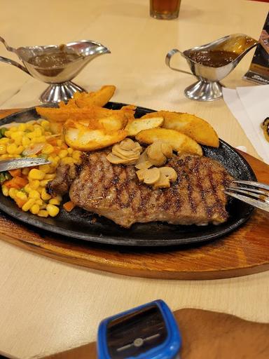 https://horego-prod-outlets-photos.s3.ap-southeast-3.amazonaws.com/horego.com/bekasi-selatan/restaurant/steak-21-grand-metropolitan/review/thumbnail/af1qipmiip95pvo4gpiz9glpomk6c_kqm-2n1o-u-mpb.jpg