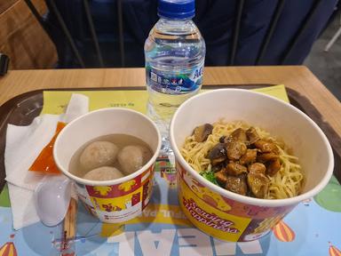 https://horego-prod-outlets-photos.s3.ap-southeast-3.amazonaws.com/horego.com/benda/restaurant/bakmi-gm-bandara-terminal-3/review/thumbnail/af1qipnievlw47seadykjzgwbm0mcghuhdksf6xvlyli.jpg