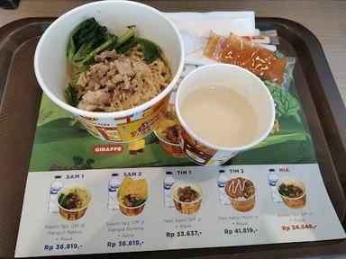 https://horego-prod-outlets-photos.s3.ap-southeast-3.amazonaws.com/horego.com/benda/restaurant/bakmi-gm-bandara-terminal-3/review/thumbnail/af1qiposcmgcl2h2_q9aogabzuusykblykl6iikyktay.jpg