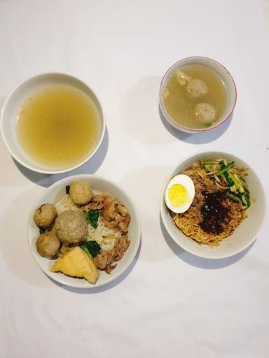 https://horego-prod-outlets-photos.s3.ap-southeast-3.amazonaws.com/horego.com/benda/restaurant/bakso-beef-capital/food/thumbnail/AF1QipMUs4WWon6ke1oN-7ppcrEbvPG0BLzucdJcyYQu.jpg