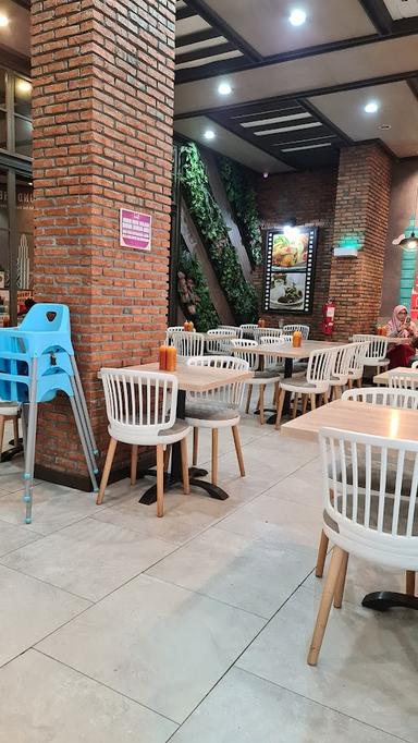 https://horego-prod-outlets-photos.s3.ap-southeast-3.amazonaws.com/horego.com/benda/restaurant/solaria-bandar-udara-internasional-soekarno-hatta-terminal-2ef/review/thumbnail/af1qipnchf2ivosvw17vrshco0hi7yfws242qybrcdby.jpg