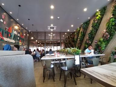 https://horego-prod-outlets-photos.s3.ap-southeast-3.amazonaws.com/horego.com/benda/restaurant/solaria-terminal-2-baru/review/thumbnail/af1qippfroat7jhv6zmafcqmvedgc67bbn_49ihkqynk.jpg