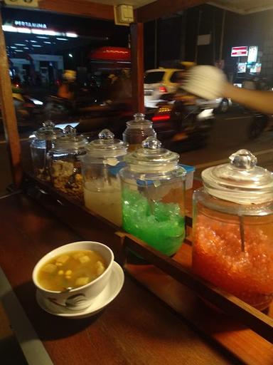 https://horego-prod-outlets-photos.s3.ap-southeast-3.amazonaws.com/horego.com/bogor-barat---kota/restaurant/palem-merah/review/thumbnail/af1qippkjr6atew4ck5a42edvz3oty7w0gvcpqazduy3.jpg