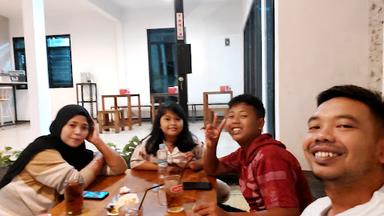 https://horego-prod-outlets-photos.s3.ap-southeast-3.amazonaws.com/horego.com/bogor-selatan/cafe/warung-kumis-bondongan/review/thumbnail/af1qipnq_wuxukn7hcunrwsq8mwomncrz4az2iurgfub.jpg