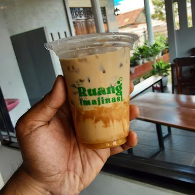 https://horego-prod-outlets-photos.s3.ap-southeast-3.amazonaws.com/horego.com/bogor-selatan/coffee-shop/ruang-imajinasi-coffee-eatery/review/thumbnail/af1qipoh5yb6oonv5lcmbyq2z3xec24nlxspizwl6xtp.jpg