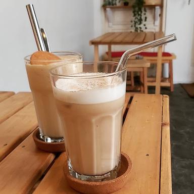 https://horego-prod-outlets-photos.s3.ap-southeast-3.amazonaws.com/horego.com/bogor-selatan/coffee-shop/soeka-kopi/review/thumbnail/af1qipo88oipio7gth_mkqowd2kdbcu1a4zeblvvh0es.jpg