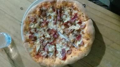 https://horego-prod-outlets-photos.s3.ap-southeast-3.amazonaws.com/horego.com/bogor-selatan/restaurant/i-vins-kitchen-pizza-pasta-mulyaharja/review/thumbnail/af1qipniiu8g2t9fy1-tcv2vgn0qvoggibr68sapd73b.jpg