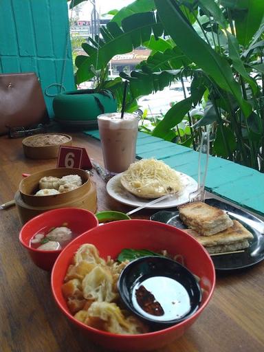 https://horego-prod-outlets-photos.s3.ap-southeast-3.amazonaws.com/horego.com/bogor-selatan---kota/coffee-shop/kopitiam-serasa/review/thumbnail/AF1QipMSM37IhQ19U4_ud9zp4QclRE1jaw0tC46iXiCw.jpg