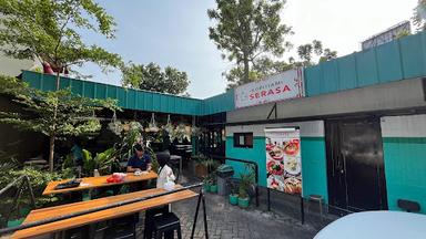 https://horego-prod-outlets-photos.s3.ap-southeast-3.amazonaws.com/horego.com/bogor-selatan---kota/coffee-shop/kopitiam-serasa/review/thumbnail/AF1QipP2x-EnhA_GFksIm1DlqWu1Q8SE9TOCC2EGZZSu.jpg