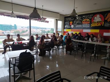 https://horego-prod-outlets-photos.s3.ap-southeast-3.amazonaws.com/horego.com/bogor-selatan---kota/restaurant/lotus-fried-chicken-pancasan/review/thumbnail/af1qipplveqfez7l6xdpm8x--prmcacblkxtk-yfjmjg.jpg