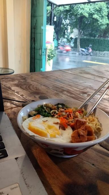 https://horego-prod-outlets-photos.s3.ap-southeast-3.amazonaws.com/horego.com/bogor-selatan---kota/restaurant/makan-mie/review/thumbnail/af1qippj5vcjzfzno_roydbr0iedvr2a_9nwjggswqmz.jpg