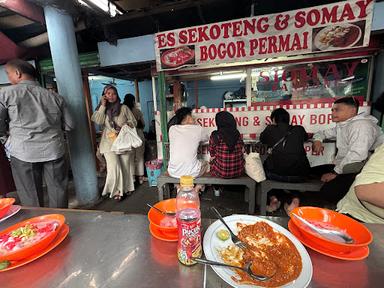 https://horego-prod-outlets-photos.s3.ap-southeast-3.amazonaws.com/horego.com/bogor-tengah/restaurant/es-sekoteng-siomay-boper/review/thumbnail/af1qippwaxxyhw6p99_tujohwsig8kltgsff6gpj2miu.jpg