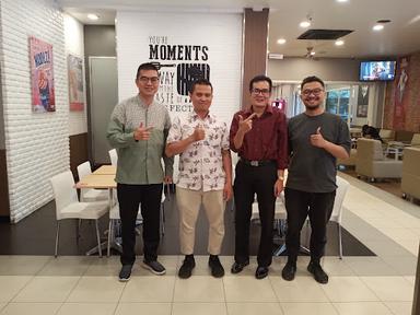 https://horego-prod-outlets-photos.s3.ap-southeast-3.amazonaws.com/horego.com/bogor-tengah---kota/restaurant/kfc-bogor-pajajaran/review/thumbnail/af1qipoh9plj6c5t8guvoklflvxavralsog2k3fpaqor.jpg