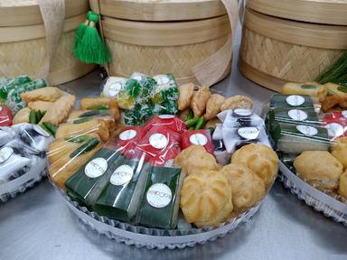 https://horego-prod-outlets-photos.s3.ap-southeast-3.amazonaws.com/horego.com/bojongsari/bakery/ika-cakes/review/thumbnail/af1qipm2zpdkp0jj8e0nurzfpxcsqu3awnwcqvp65bme.jpg