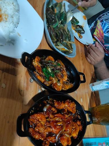 https://horego-prod-outlets-photos.s3.ap-southeast-3.amazonaws.com/horego.com/bojongsari/restaurant/dapur-seafood/review/thumbnail/af1qipokzddlm8ztpu3tqmj0lkwe4sjri1jhc_nbg24.jpg