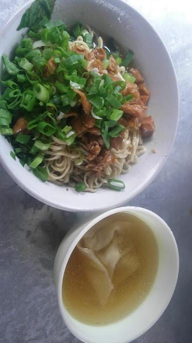 https://horego-prod-outlets-photos.s3.ap-southeast-3.amazonaws.com/horego.com/bojongsari/restaurant/mie-ayam-dua-saudara/review/thumbnail/af1qipmrolzfavlsxzrzyc5g1efxpugsyf32mploxoyr.jpg